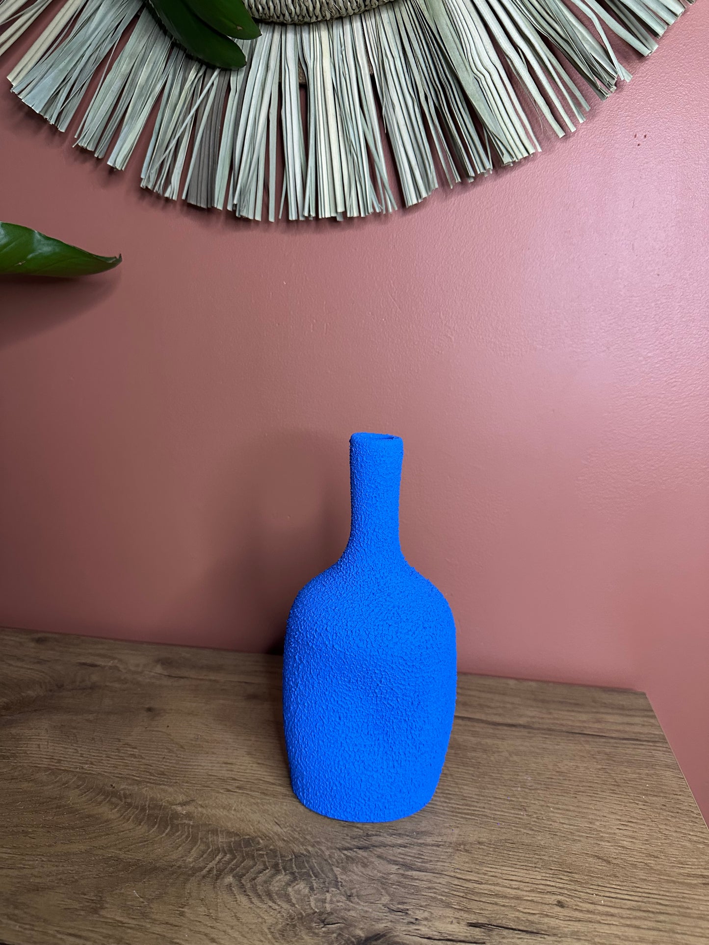 Vase bleu Essaouira en terre cuite forme organique et finition sableuse