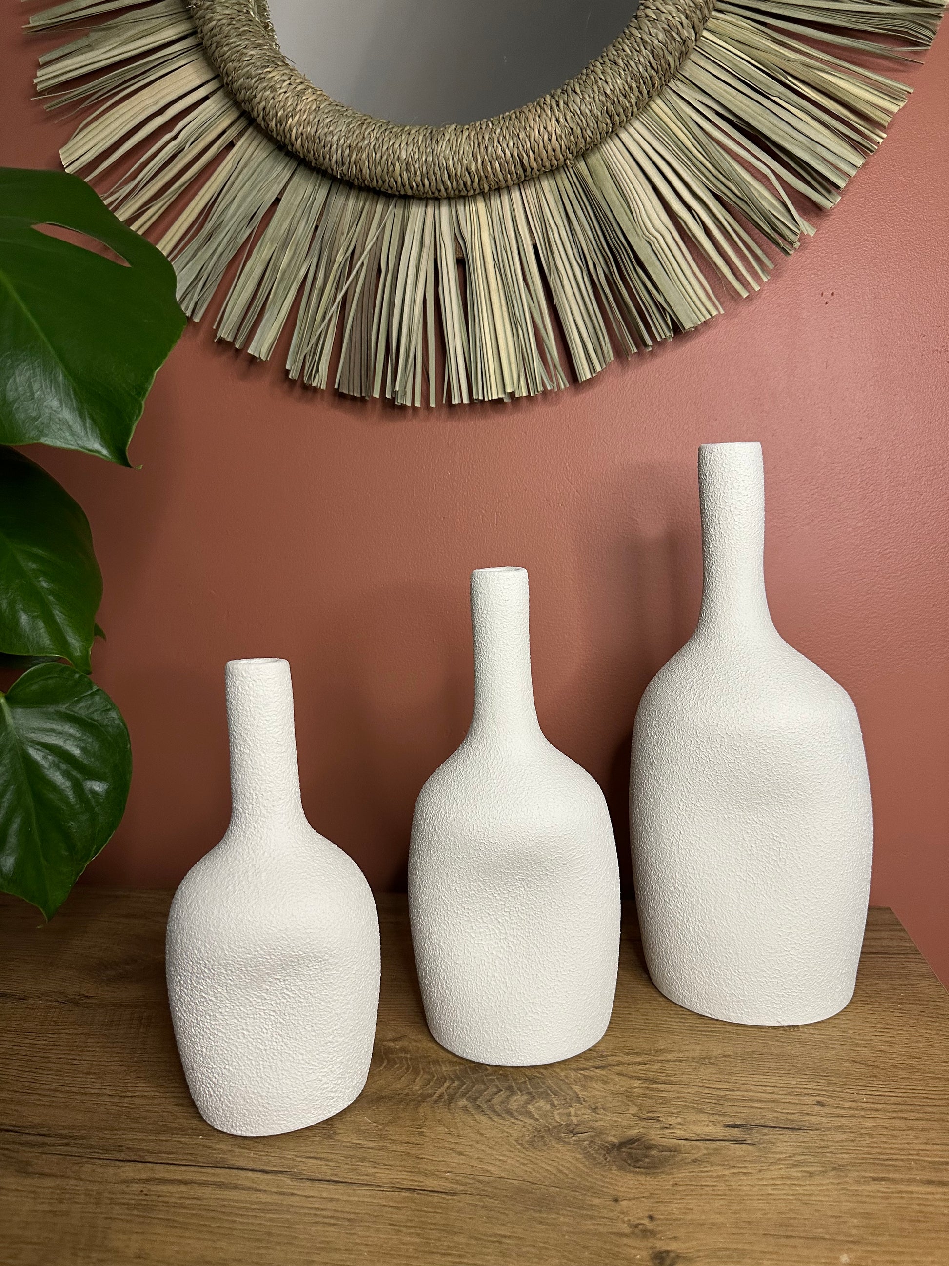 Vase blanc cassé finition sableuse artisanat