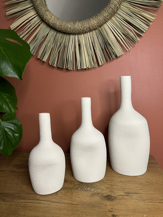 Vase blanc cassé finition sableuse artisanat