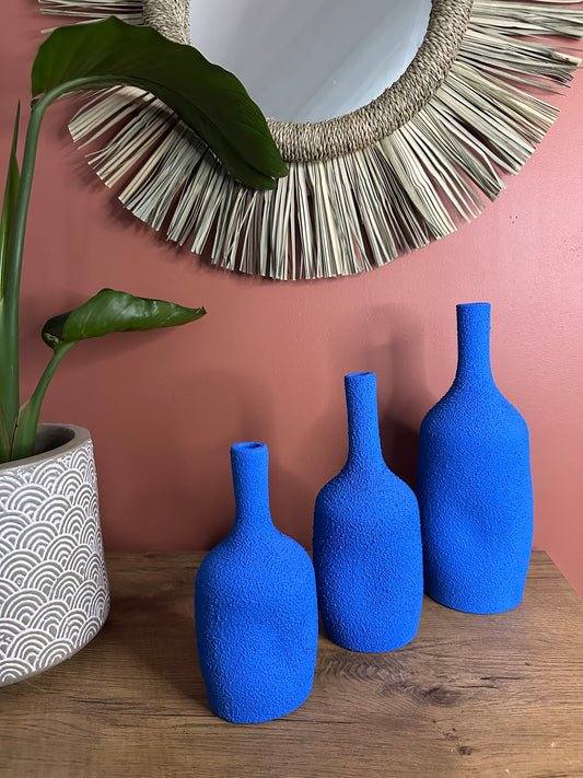 Vase bleu Essaouira en terre cuite forme organique et finition sableuse