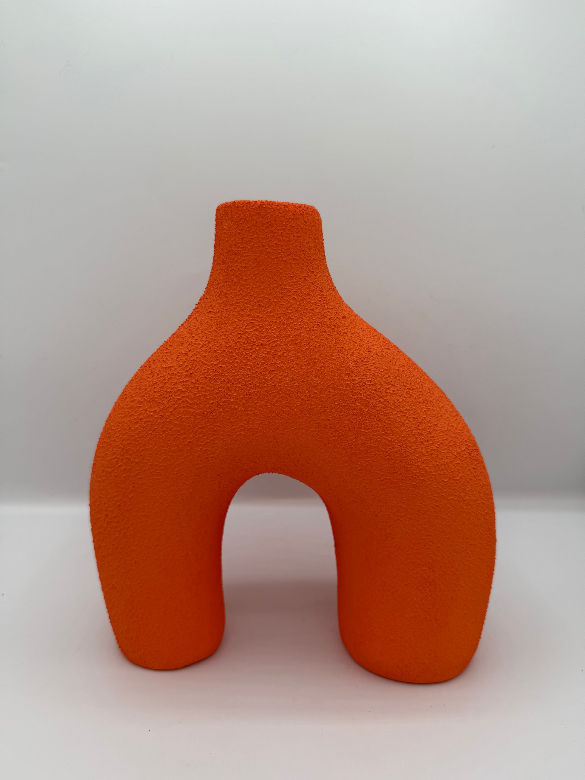 Vase design en terre cuite orange fabriqué à la main au Maroc avec texture sablée