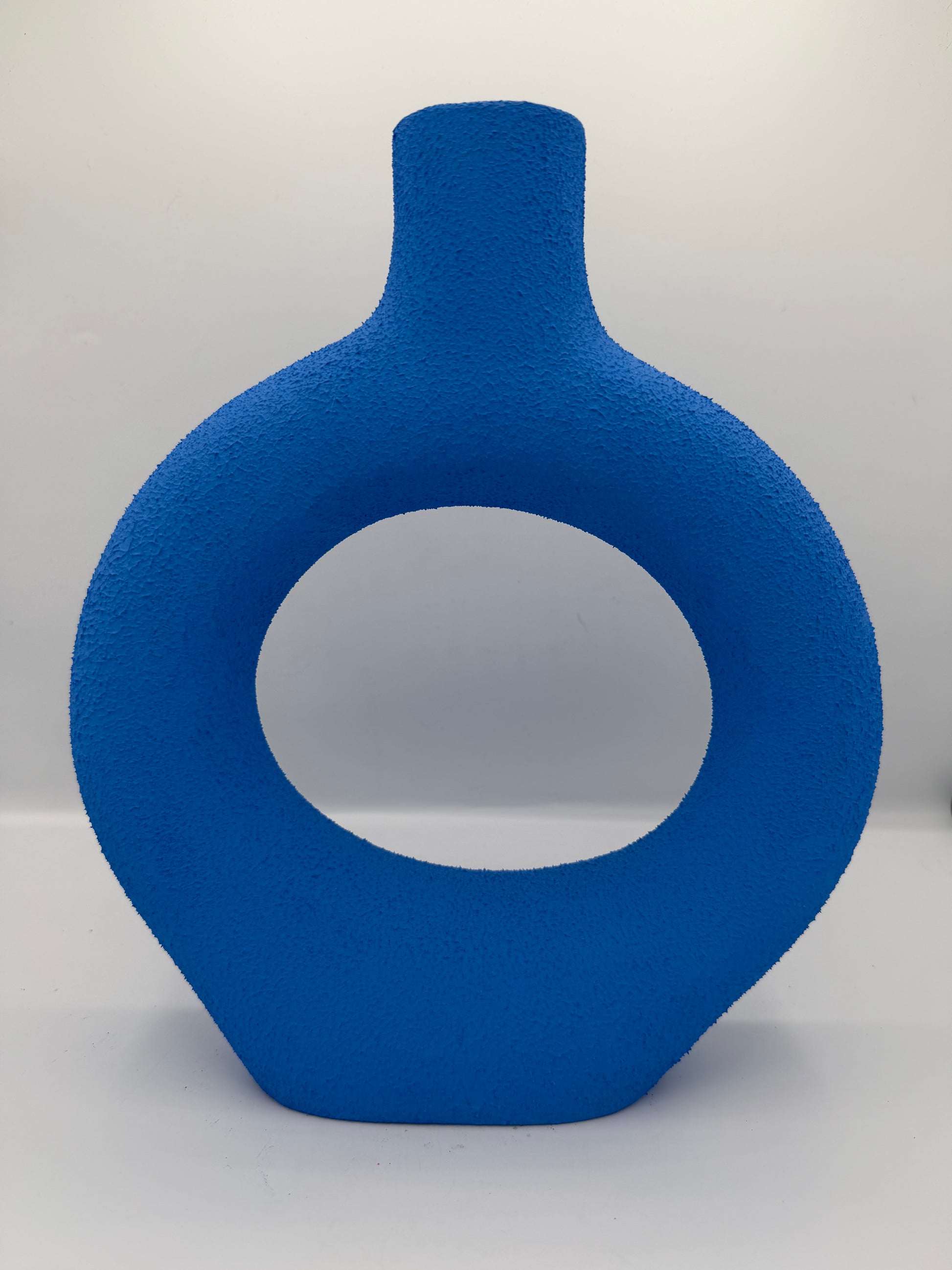 Vase design sculptural en terre cuite bleu Essaouira fabriqué à la main au Maroc avec finition sablée.