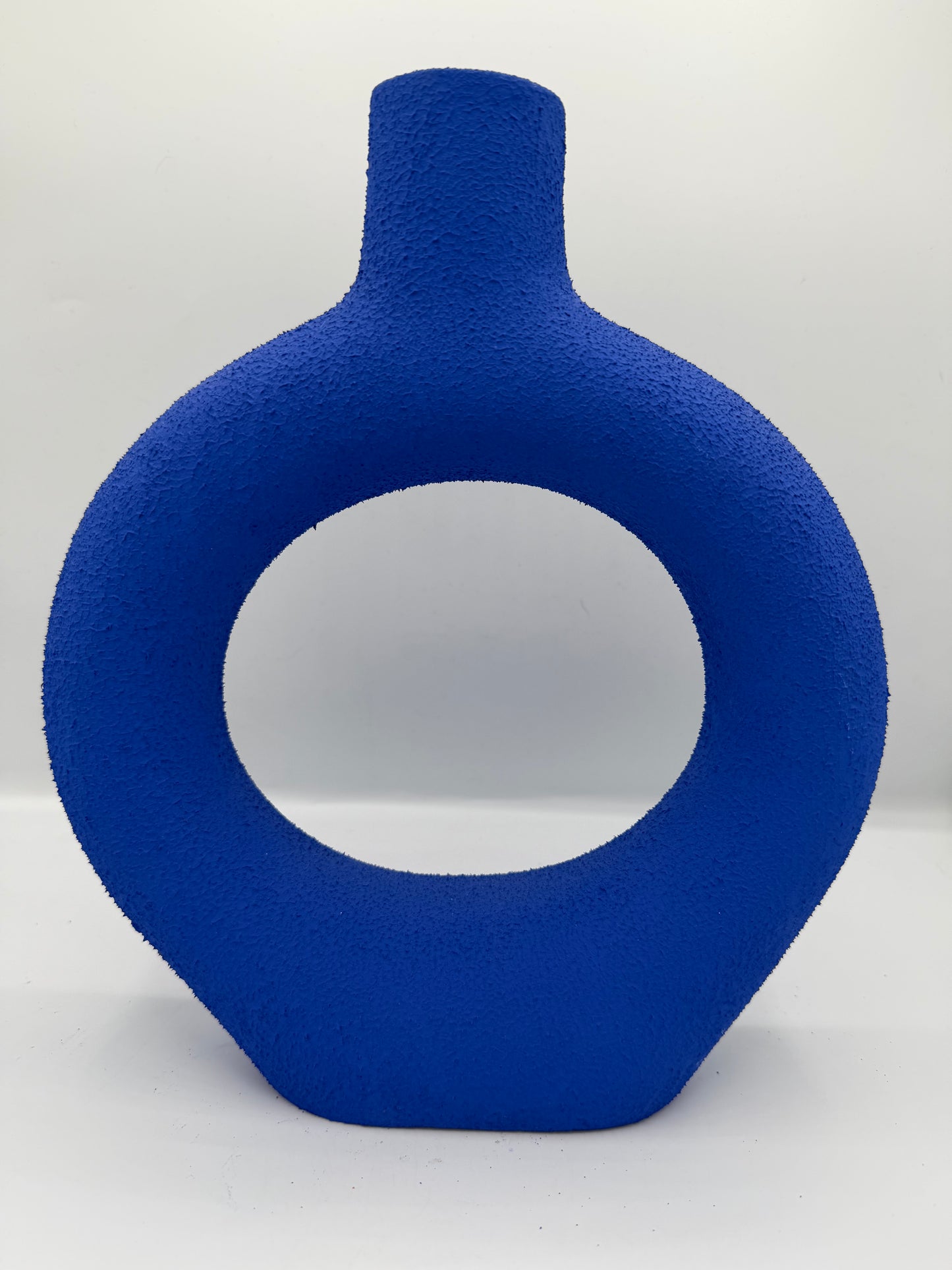 Vase design sculptural en terre cuite bleu Majorelle artisanal marocain à texture sablée.