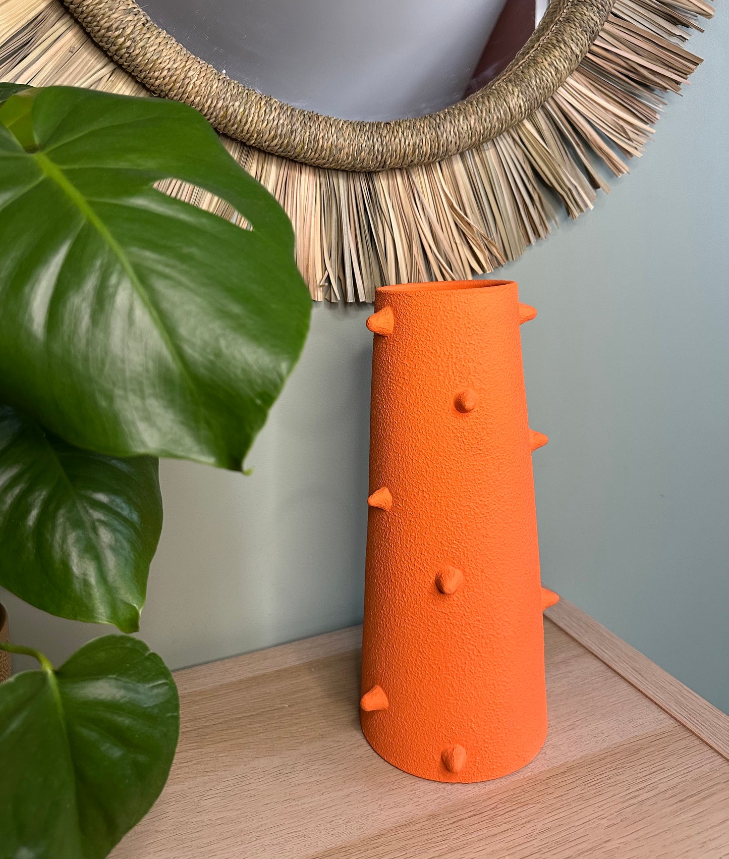 Vase artisanal en terre cuite finition sableuse orange