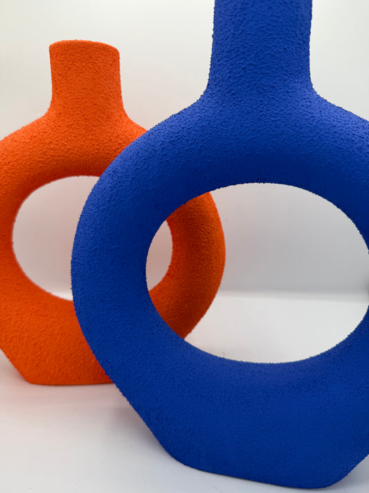 Vases design en terre cuite Bleu Majorelle, Bleu Essaouira et Orange réalisés à la main par des artisans marocains.