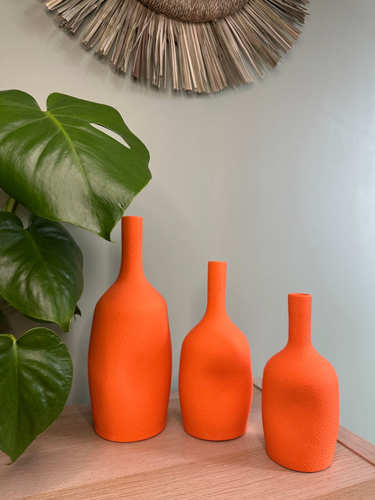 Vase Orange en terre cuite forme organique et finition sableuse