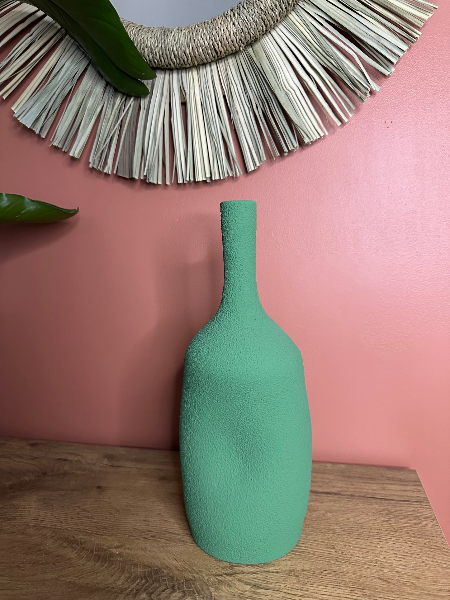 Vase vert en terre cuite forme organique et finition sableuse