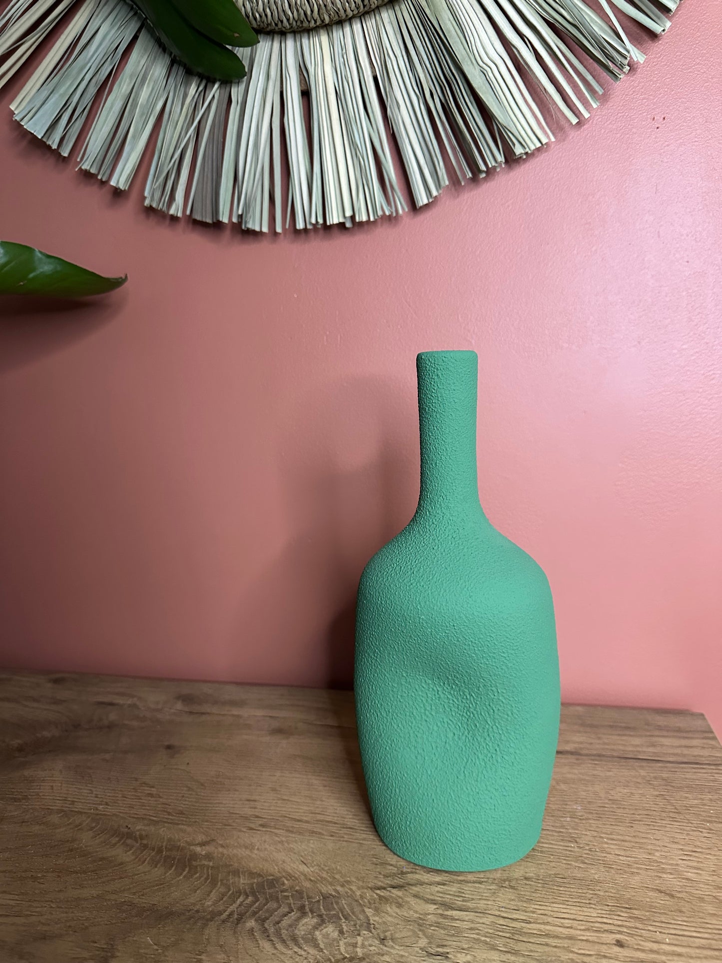 Vase vert en terre cuite forme organique et finition sableuse