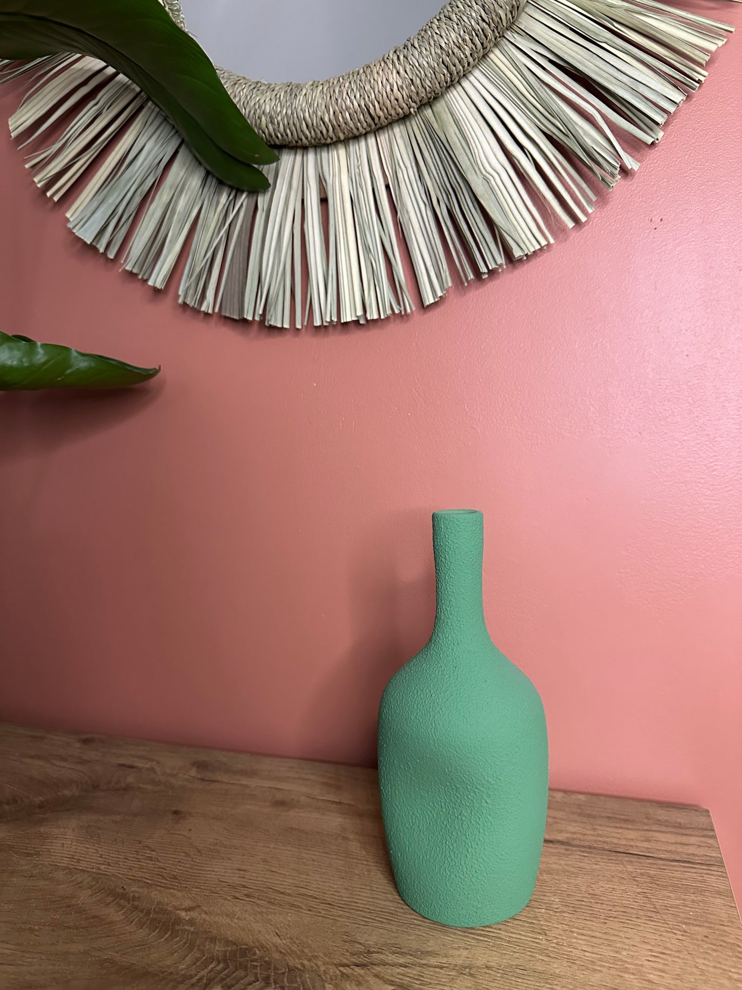 Vase vert en terre cuite forme organique et finition sableuse