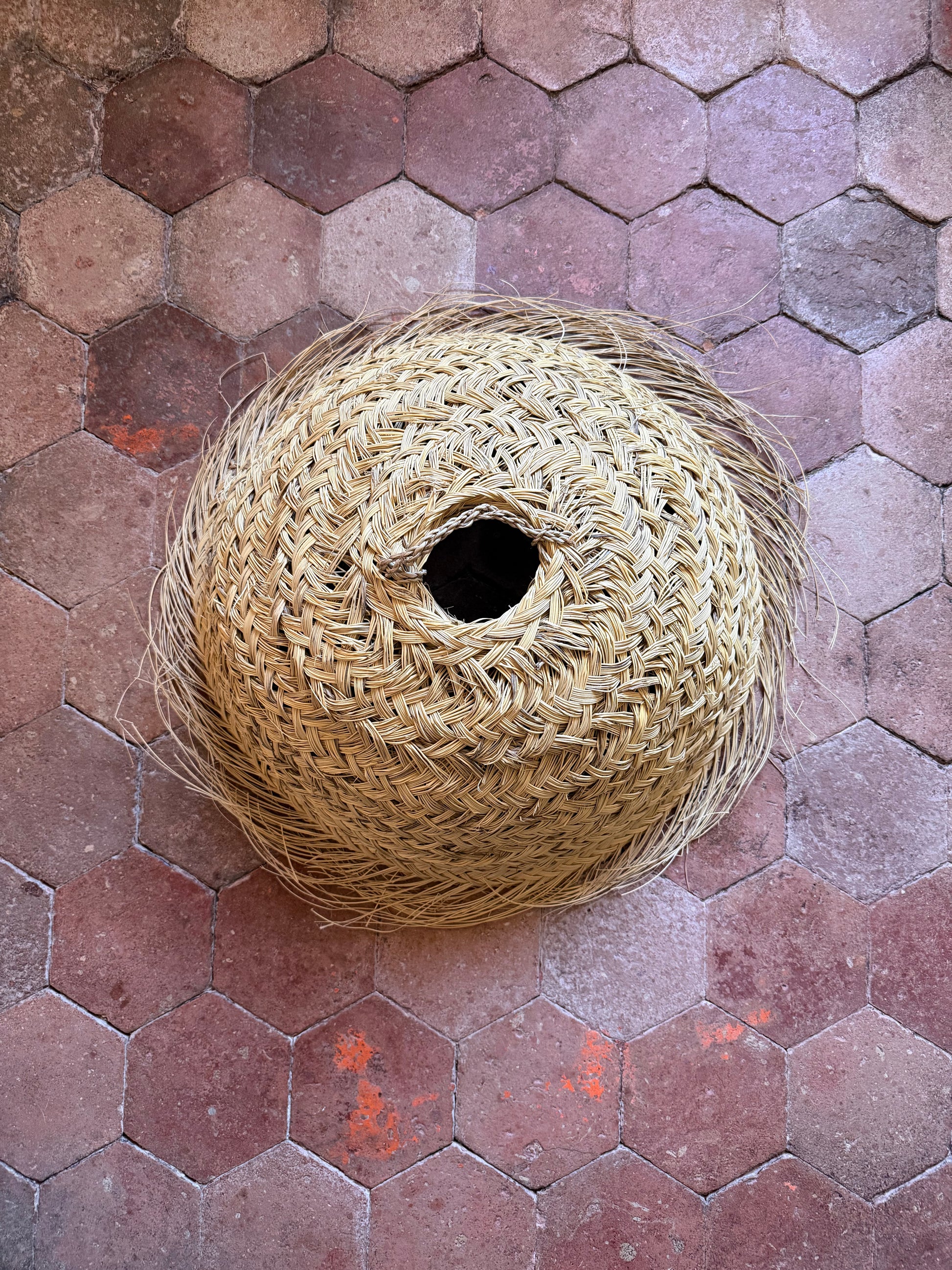 Vue du dessus de l’abat-jour marocain en fibres naturelles