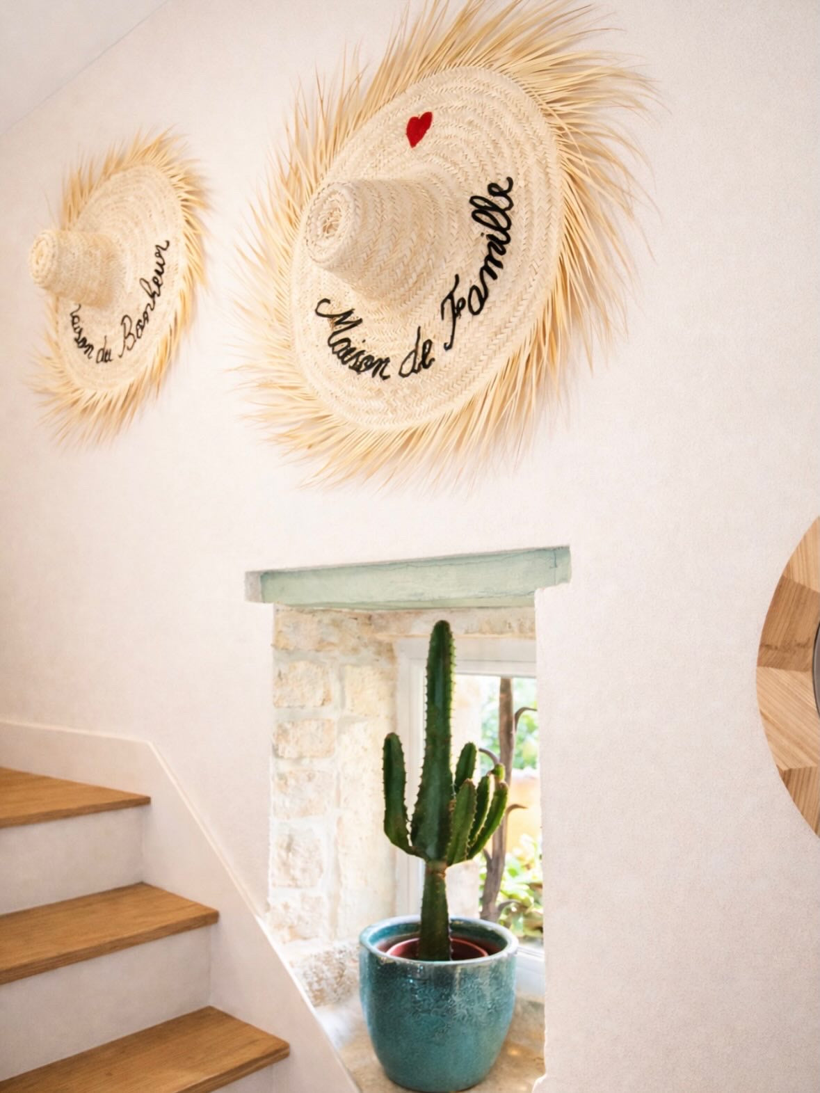 Chapeau de Paille Mural Personnalisé "Maison de Vacances" avec Cœur Brodé – Décoration Bohème Artisanale