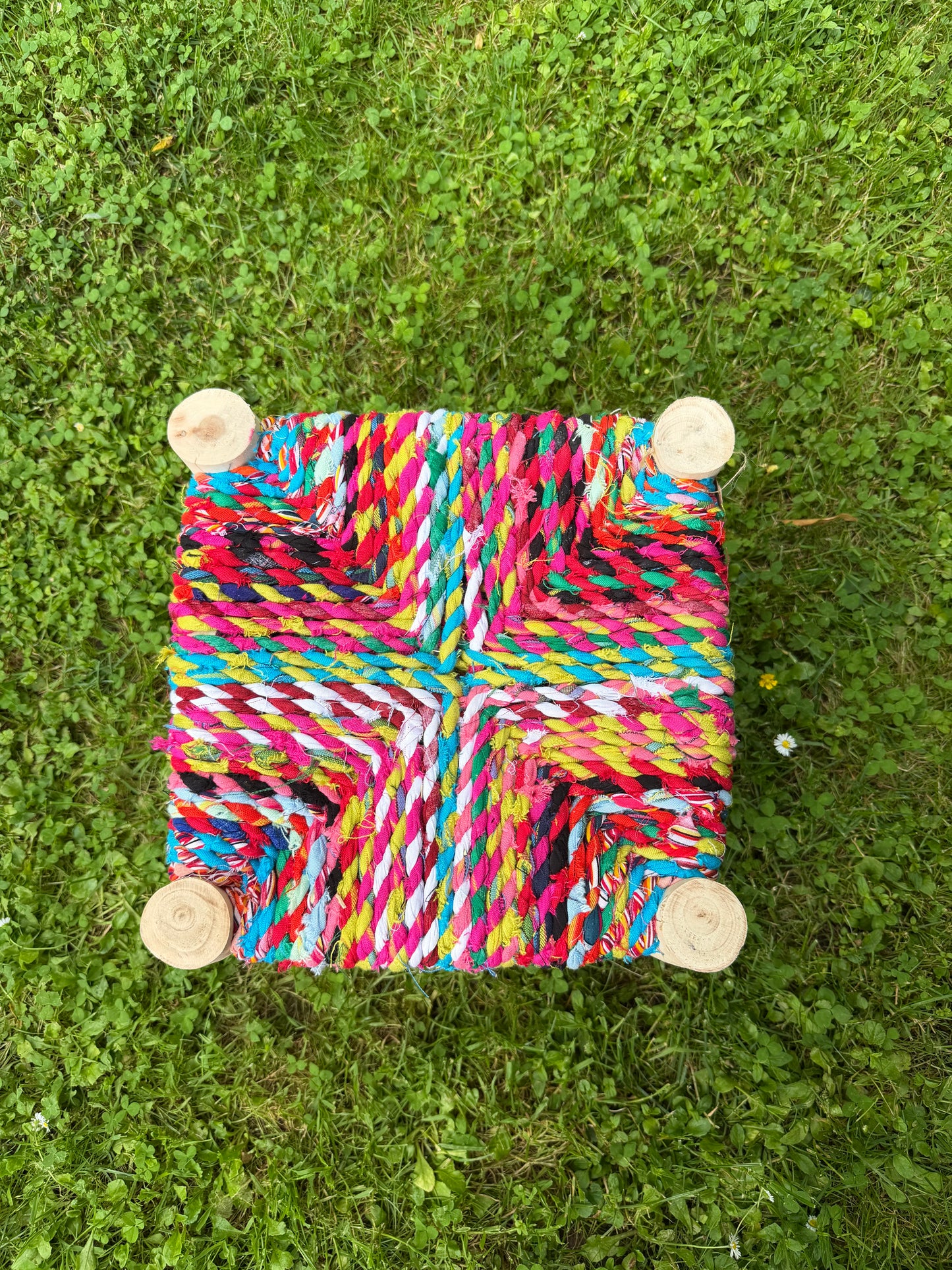 Tabouret Boucherouite en Bois et Tissu Recyclé – Pièce Unique