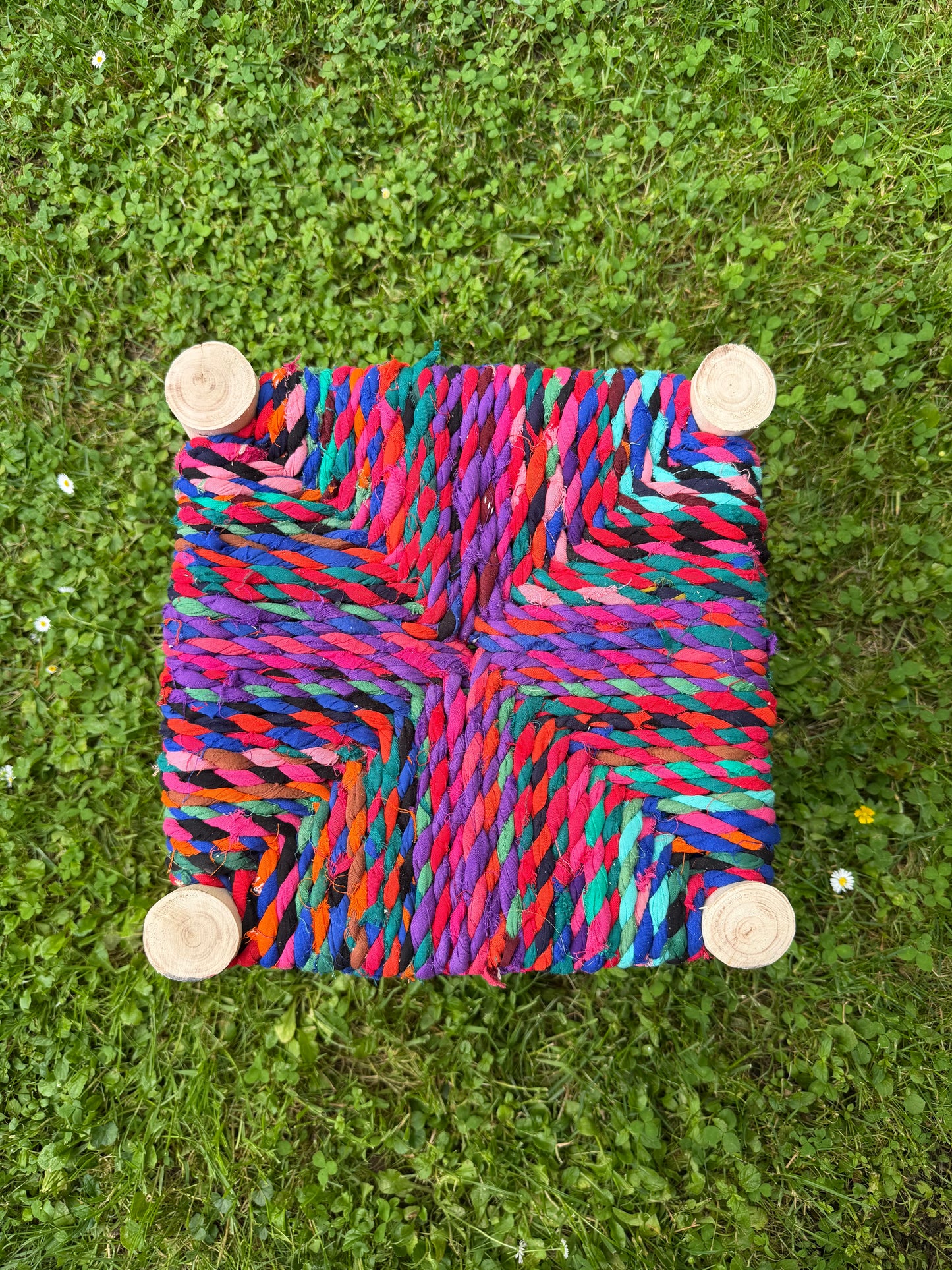 Tabouret Boucherouite en Bois et Tissu Recyclé – Pièce Unique