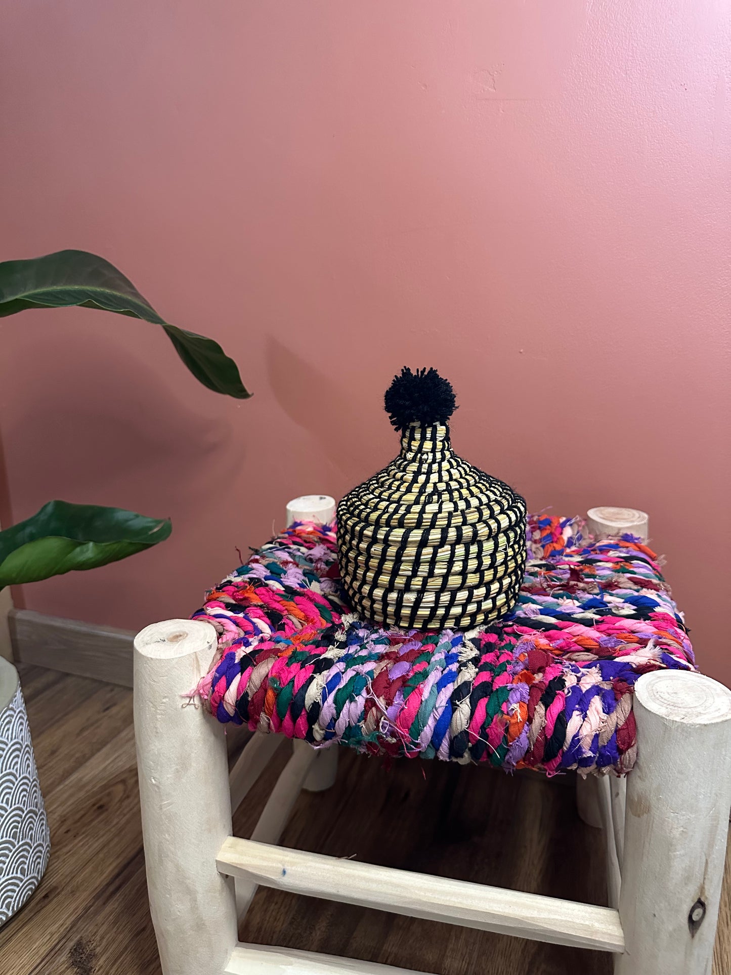 Mini Panier Berbère – Vide-Poche en Jonc et Laine Artisanale – Fait Main à Marrakech