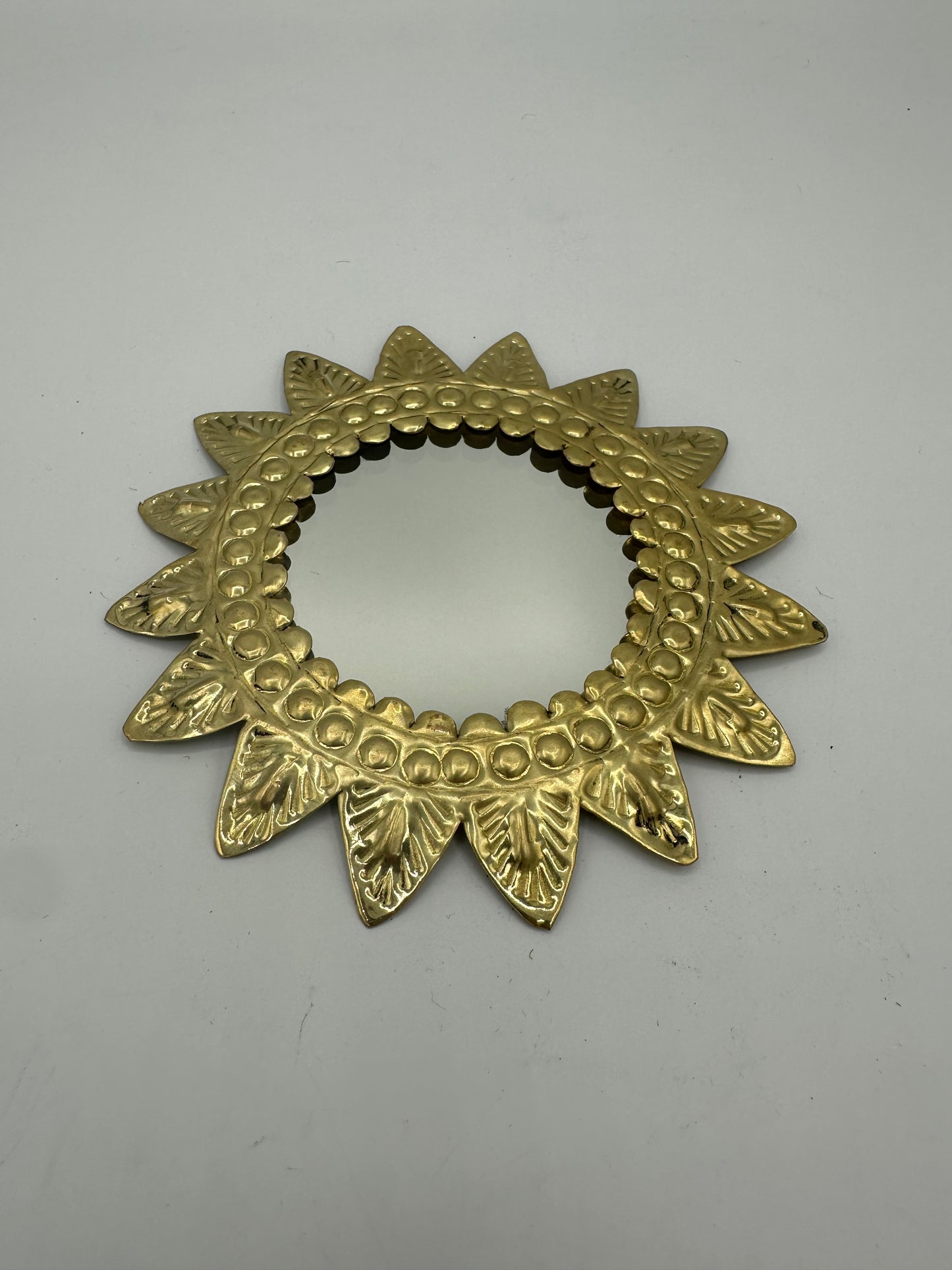 Miroir soleil ex-voto en cuivre – Décoration murale artisanale