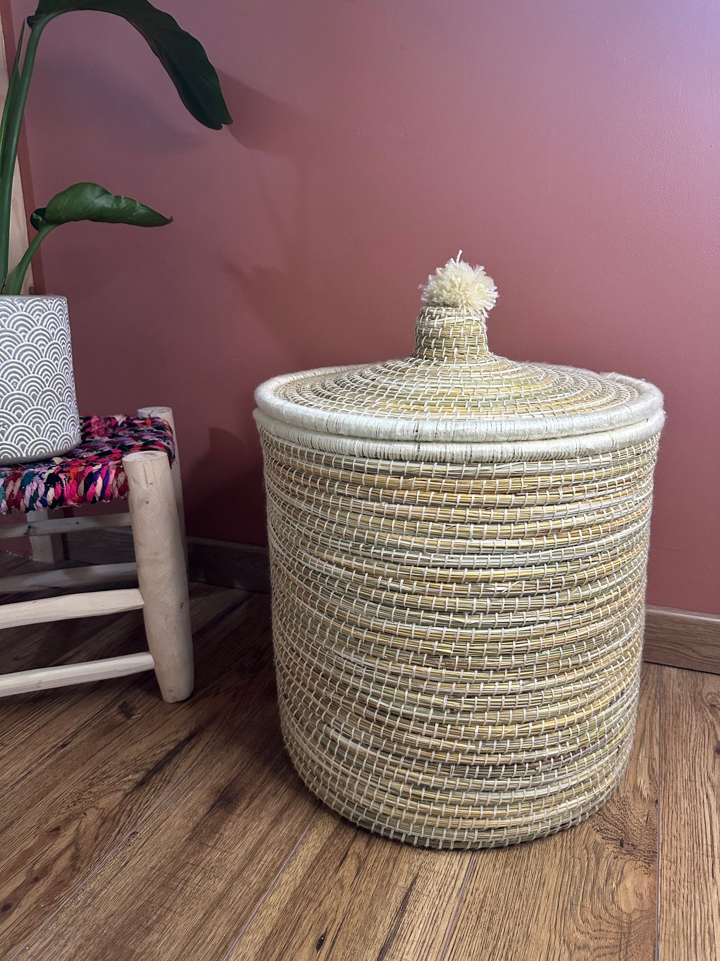 Panier Berbère Naturel Blanc Cassé – Taille Moyenne – Jonc et Laine Artisanale