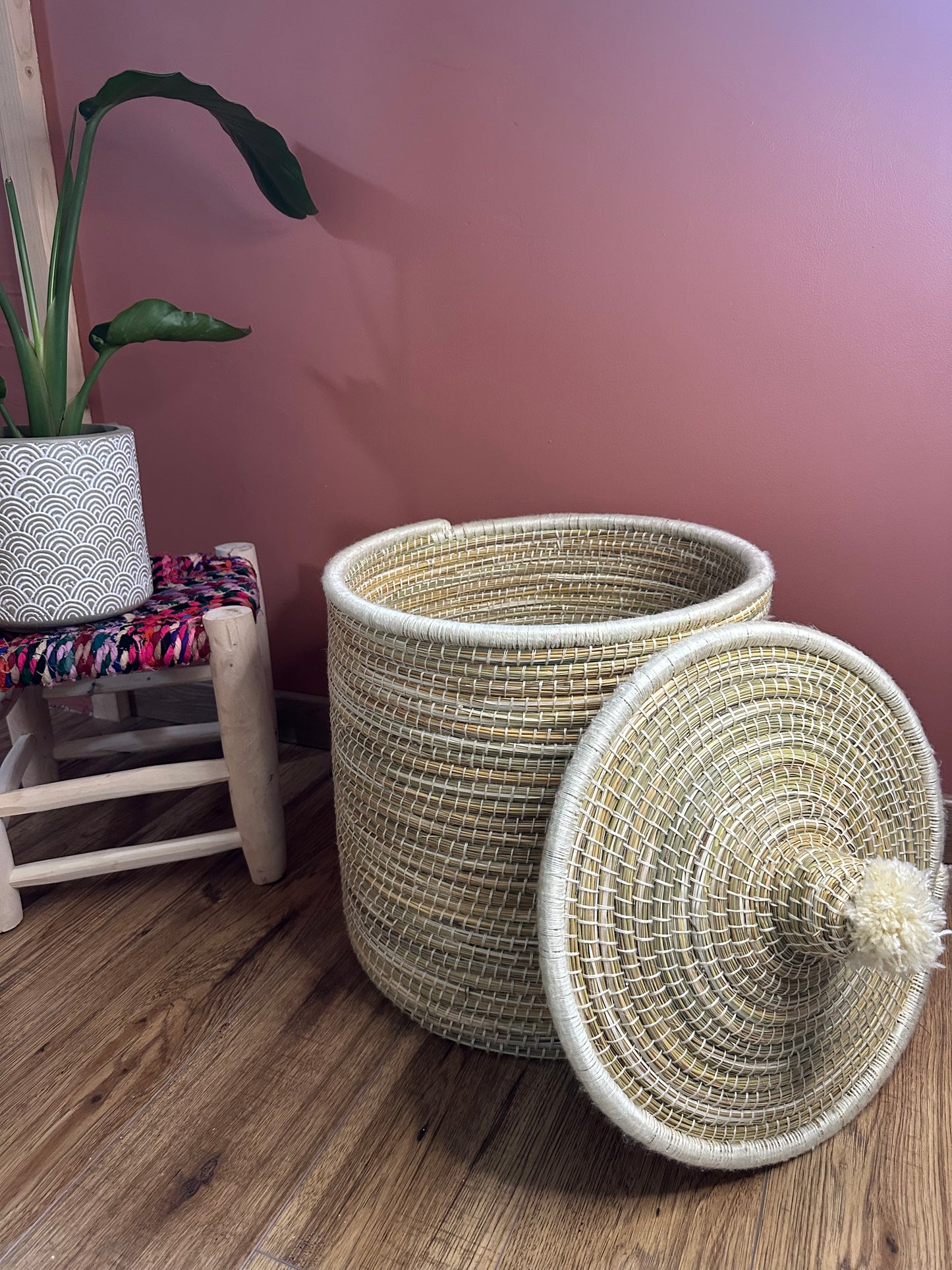 Panier Berbère Naturel Blanc Cassé – Taille Moyenne – Jonc et Laine Artisanale