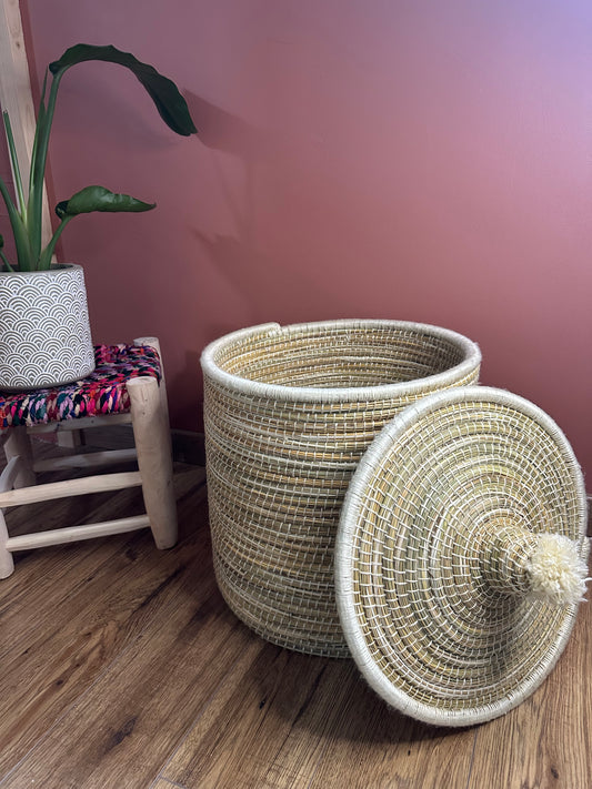Panier Berbère Naturel Blanc Cassé – Taille Moyenne – Jonc et Laine Artisanale