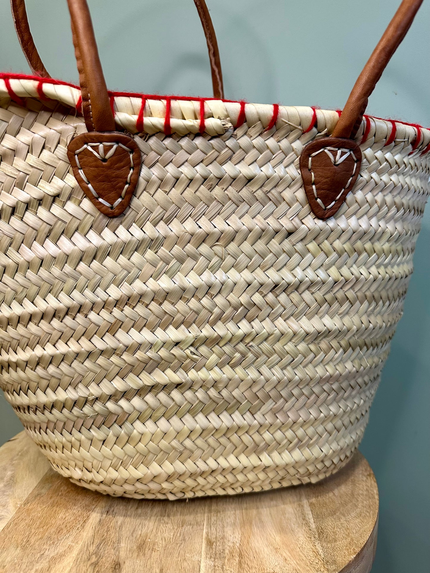 Panier en Feuilles de Palmier “Coeur” – Fait Main à Marrakech – Anses en Cuir