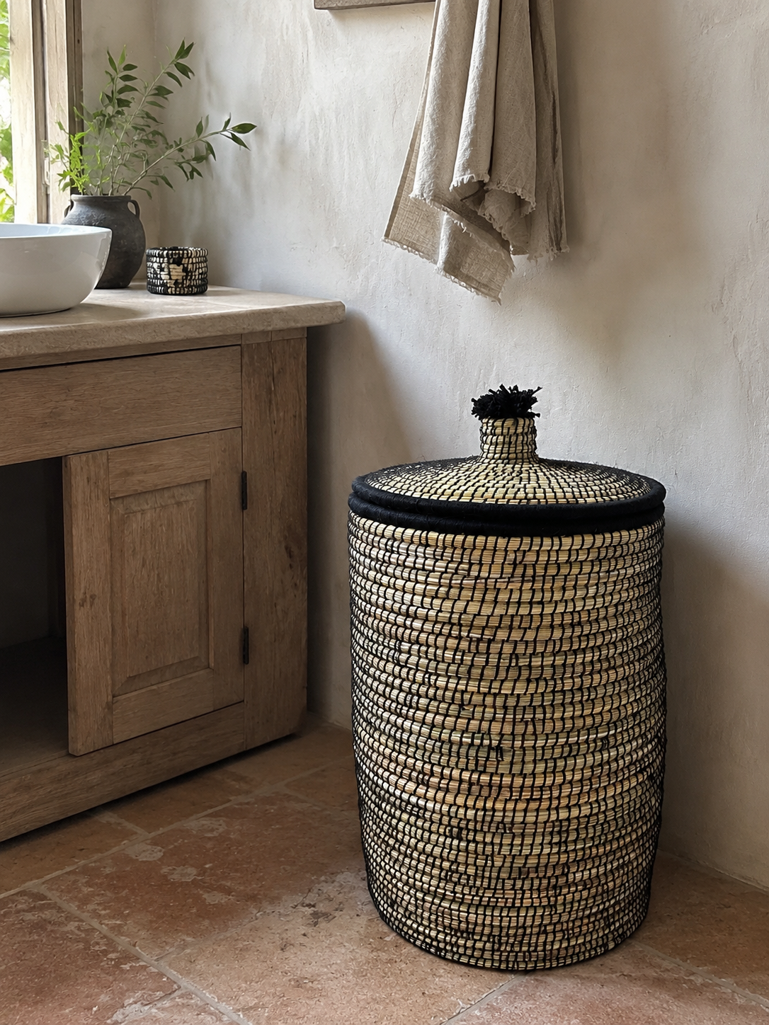 Panier berbère noir naturel fait main à Marrakech en jonc de mer et laine naturelle