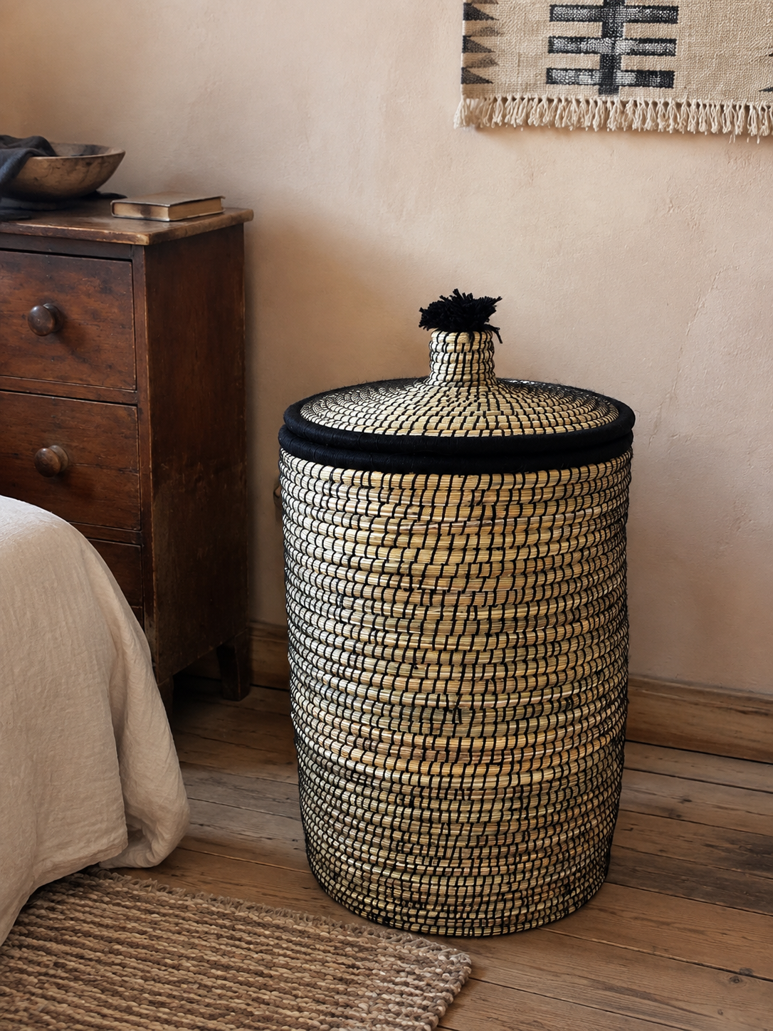 Panier berbère noir naturel fait main à Marrakech en jonc de mer et laine naturelle