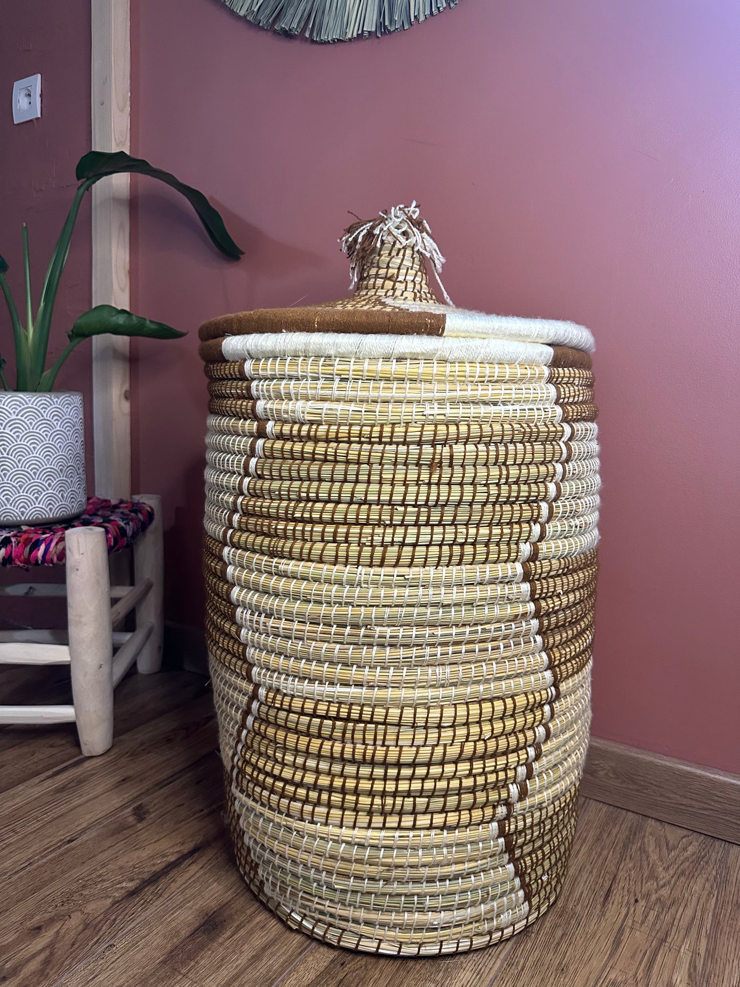 Panier de rangement artisanal brun et naturel en jonc de mer tressé à la main