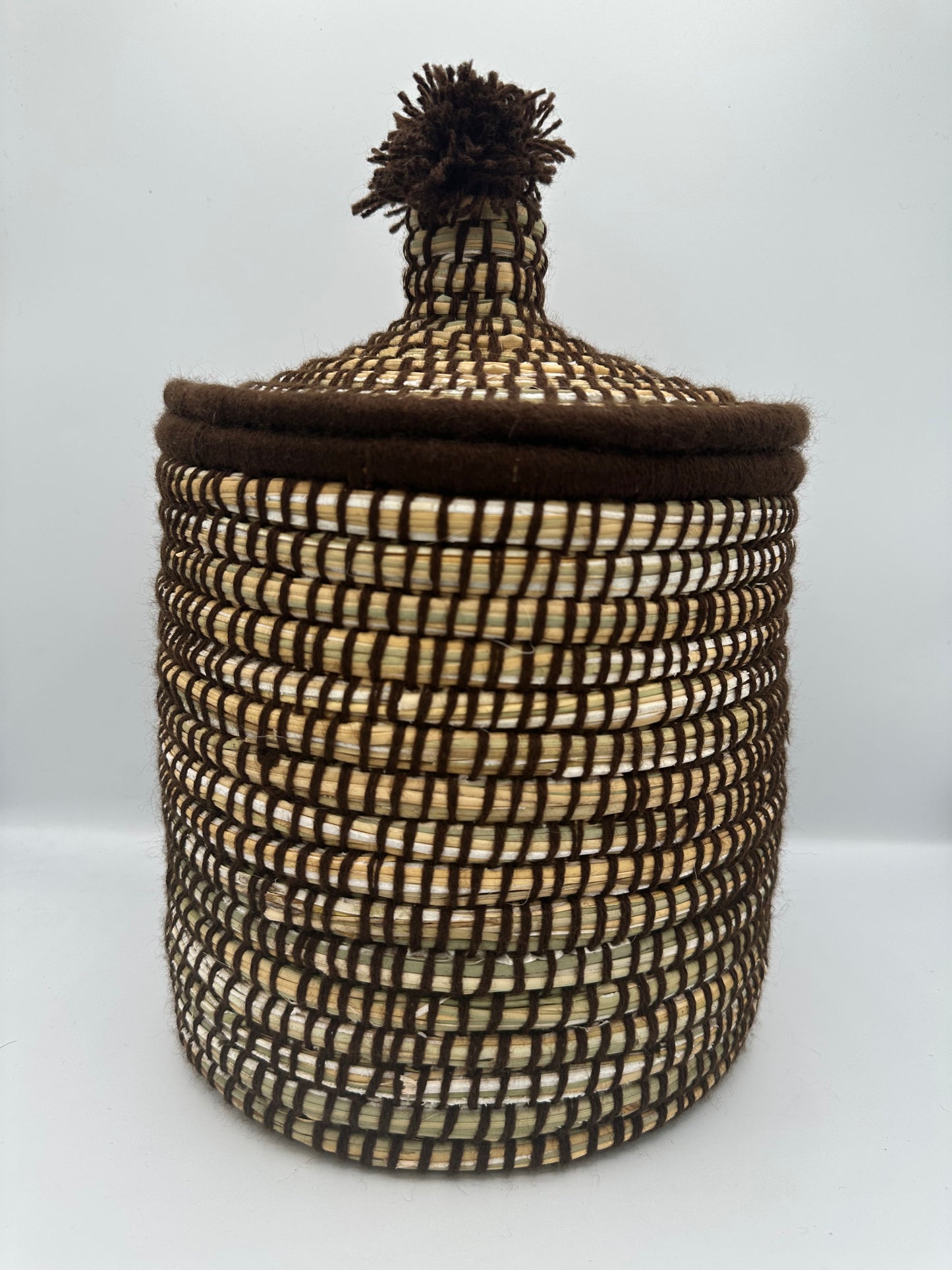 Panier de rangement berbère artisanal marron en fibre naturelle tressée avec couvercle, style marocain – Bahia By L.