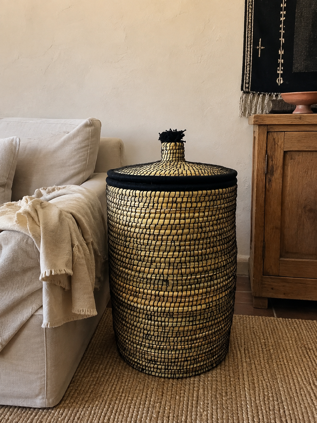 Panier berbère noir naturel fait main à Marrakech en jonc de mer et laine naturelle