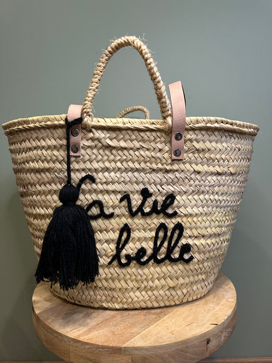 Panier artisanal “La Vie est Belle” – Feuilles de palmier – Pompon fait main – Idée cadeau artisanale