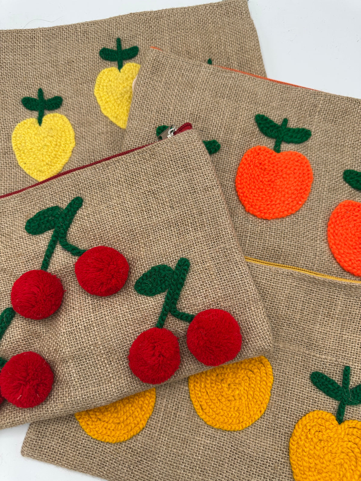 Pochette artisanale fruits brodés – Pochette bohème chic faite main au Maroc | Bahia By L.