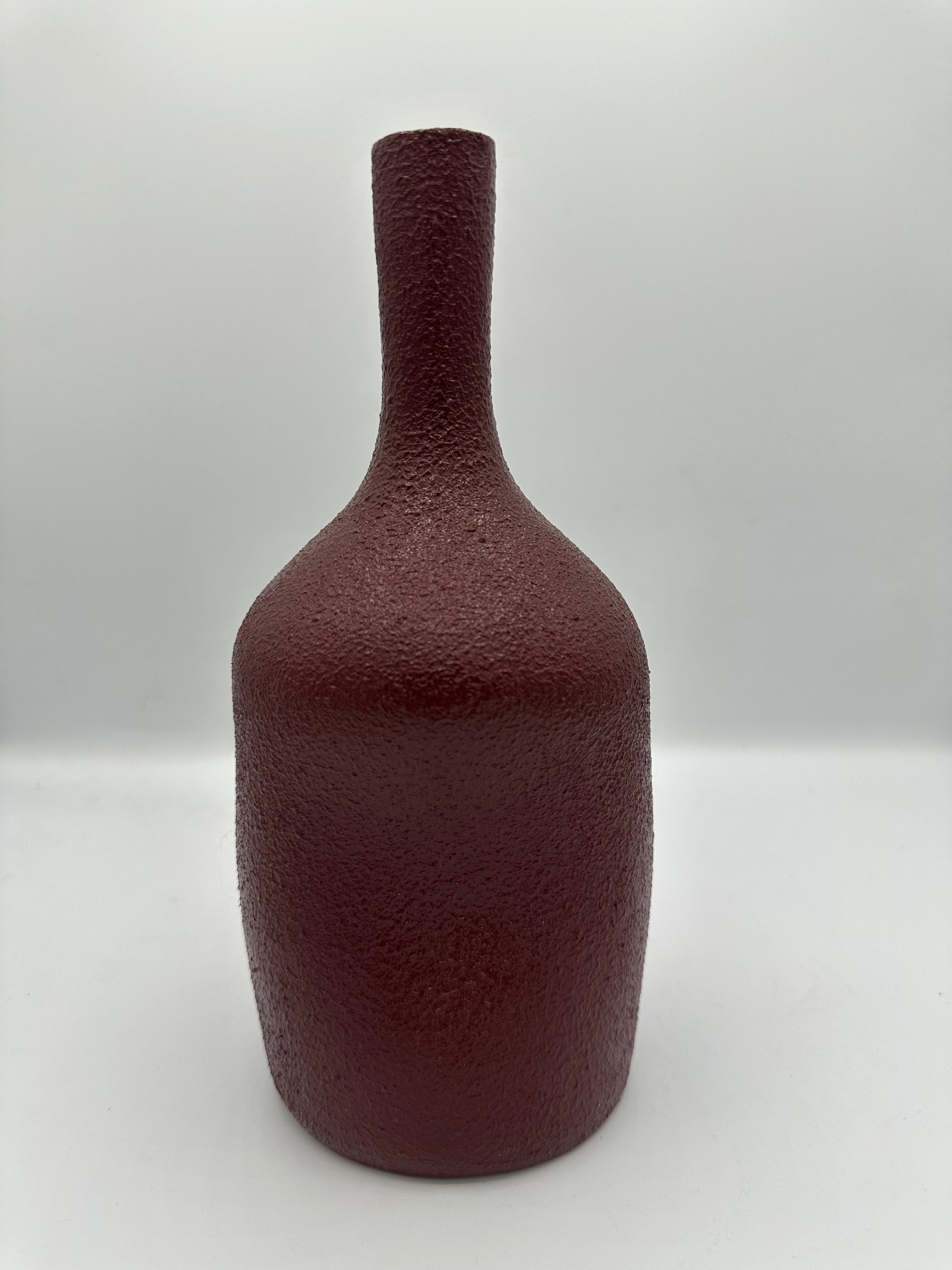 Poterie décorative marocaine en terre cuite bordeaux forme organique hauteur 26 cm
