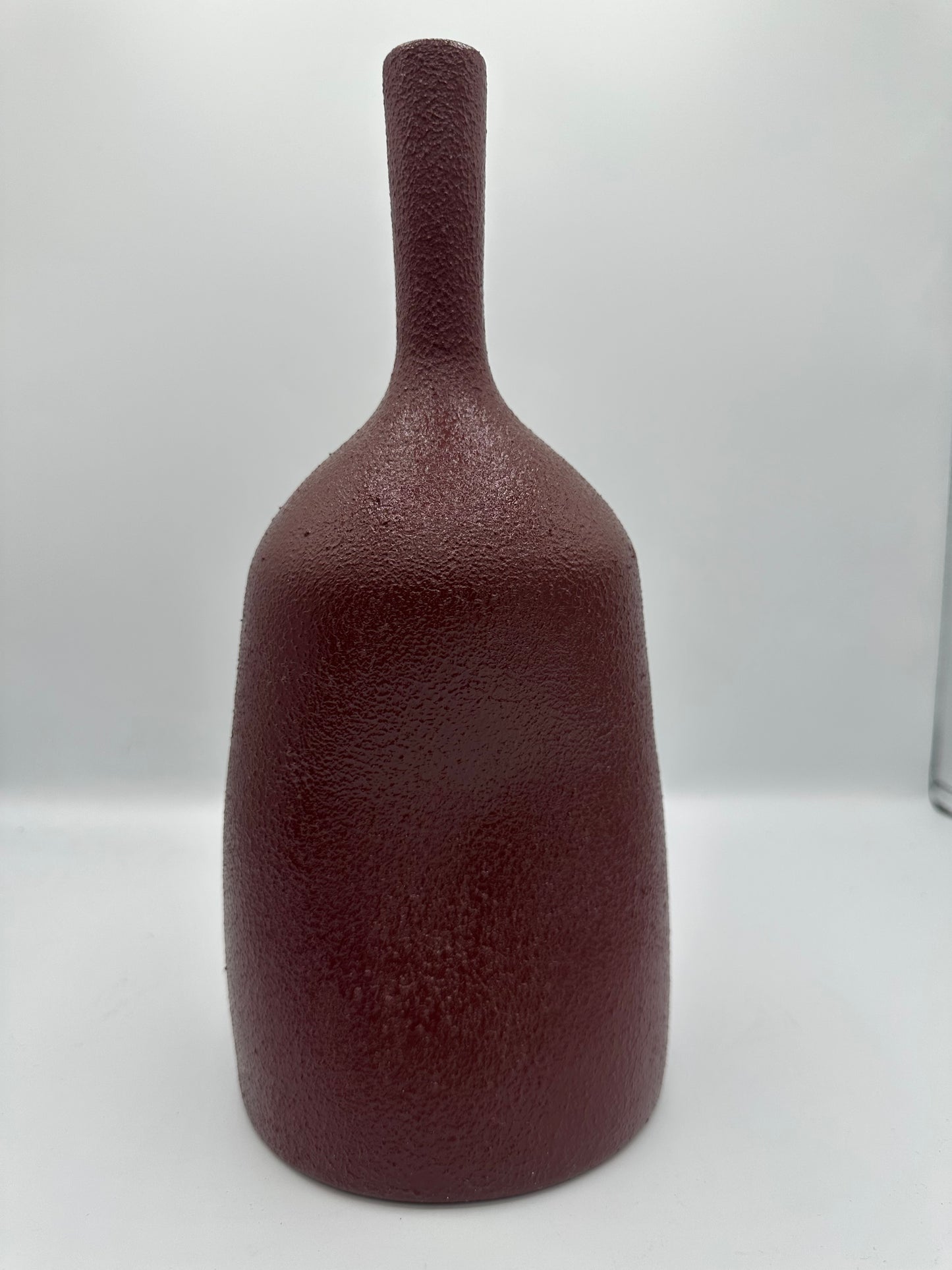 Poterie décorative marocaine en terre cuite bordeaux forme organique hauteur 32 cm
