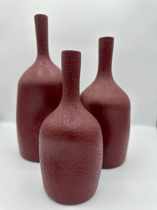 Poterie artisanale en terre cuite bordeaux fabriquée à la main au Maroc