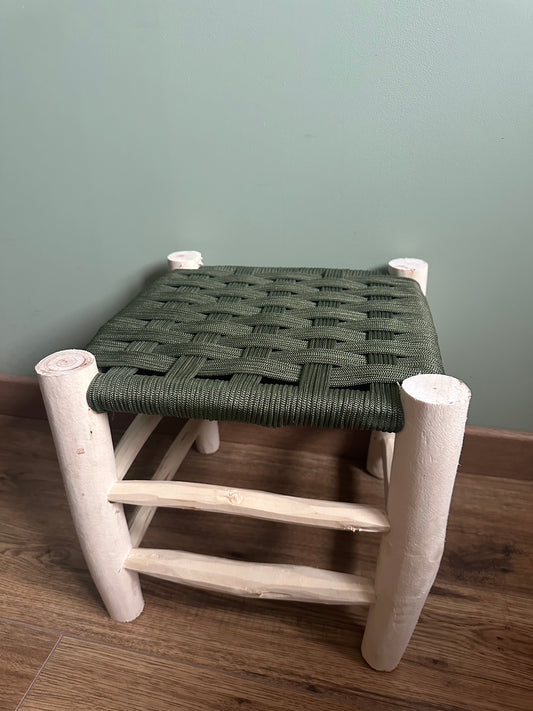 Tabouret artisanal en bois naturel avec assise tressée kaki, fait main