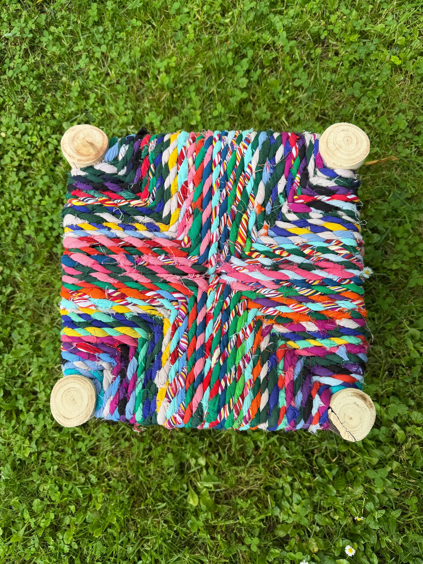 Tabouret Boucherouite en Bois et Tissu Recyclé – Pièce Unique