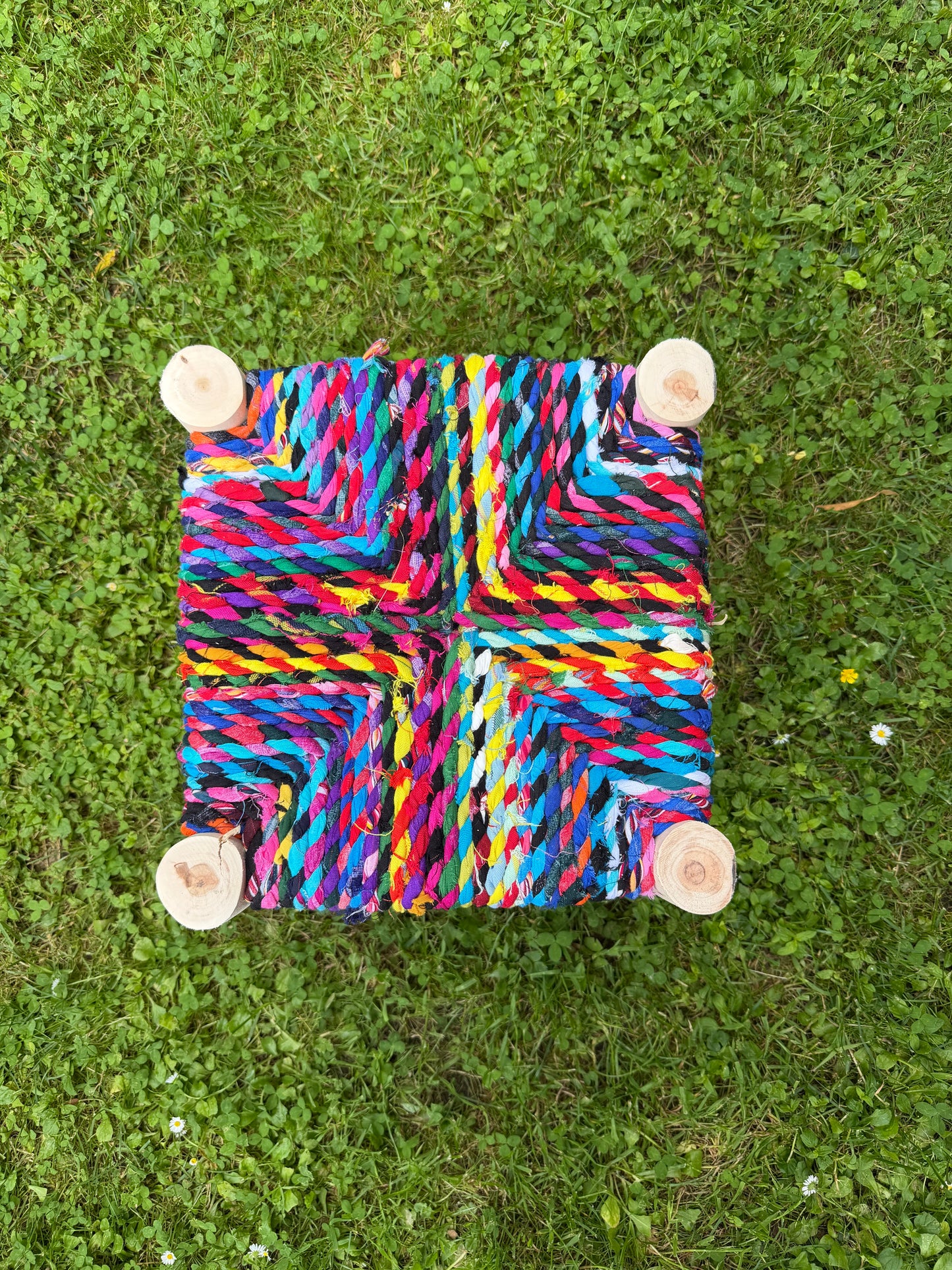 Tabouret Boucherouite en Bois et Tissu Recyclé – Pièce Unique
