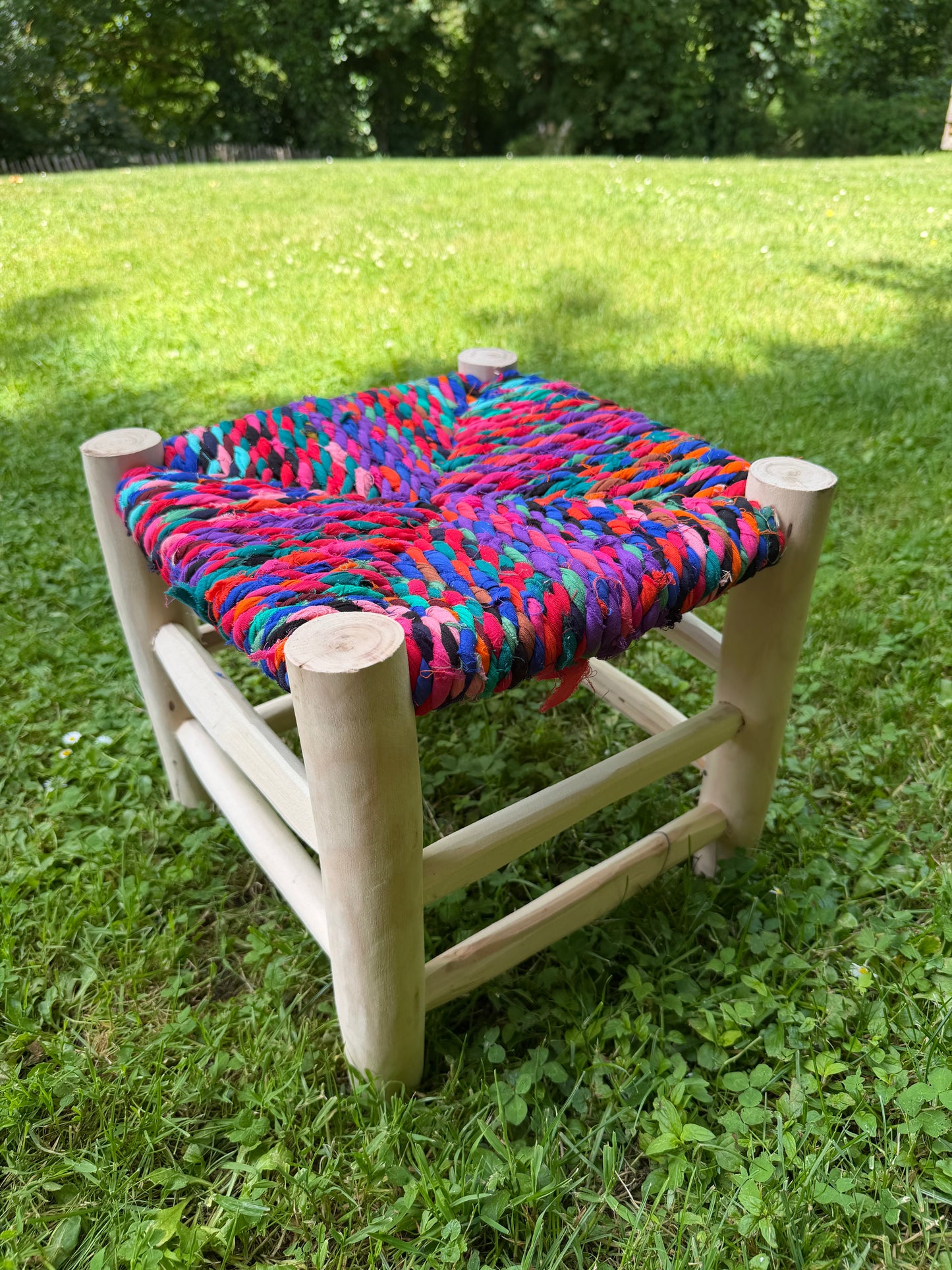 Tabouret Boucherouite en Bois et Tissu Recyclé – Pièce Unique