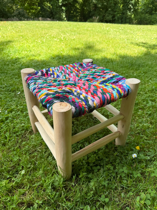 Tabouret Boucherouite en Bois et Tissu Recyclé – Pièce Unique