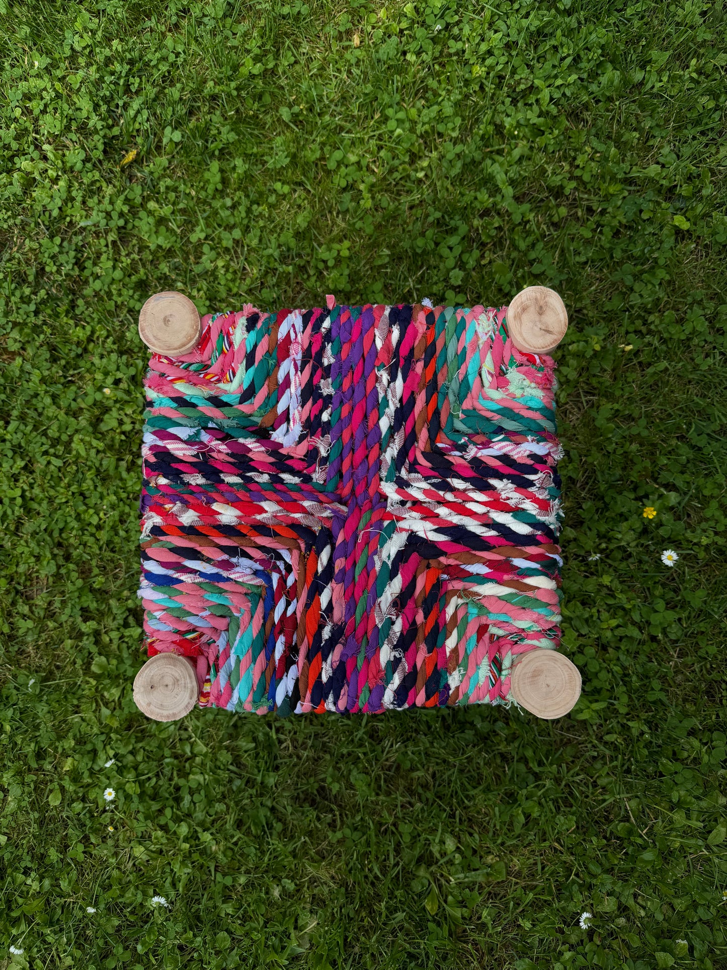 Tabouret Boucherouite en Bois et Tissu Recyclé – Pièce Unique