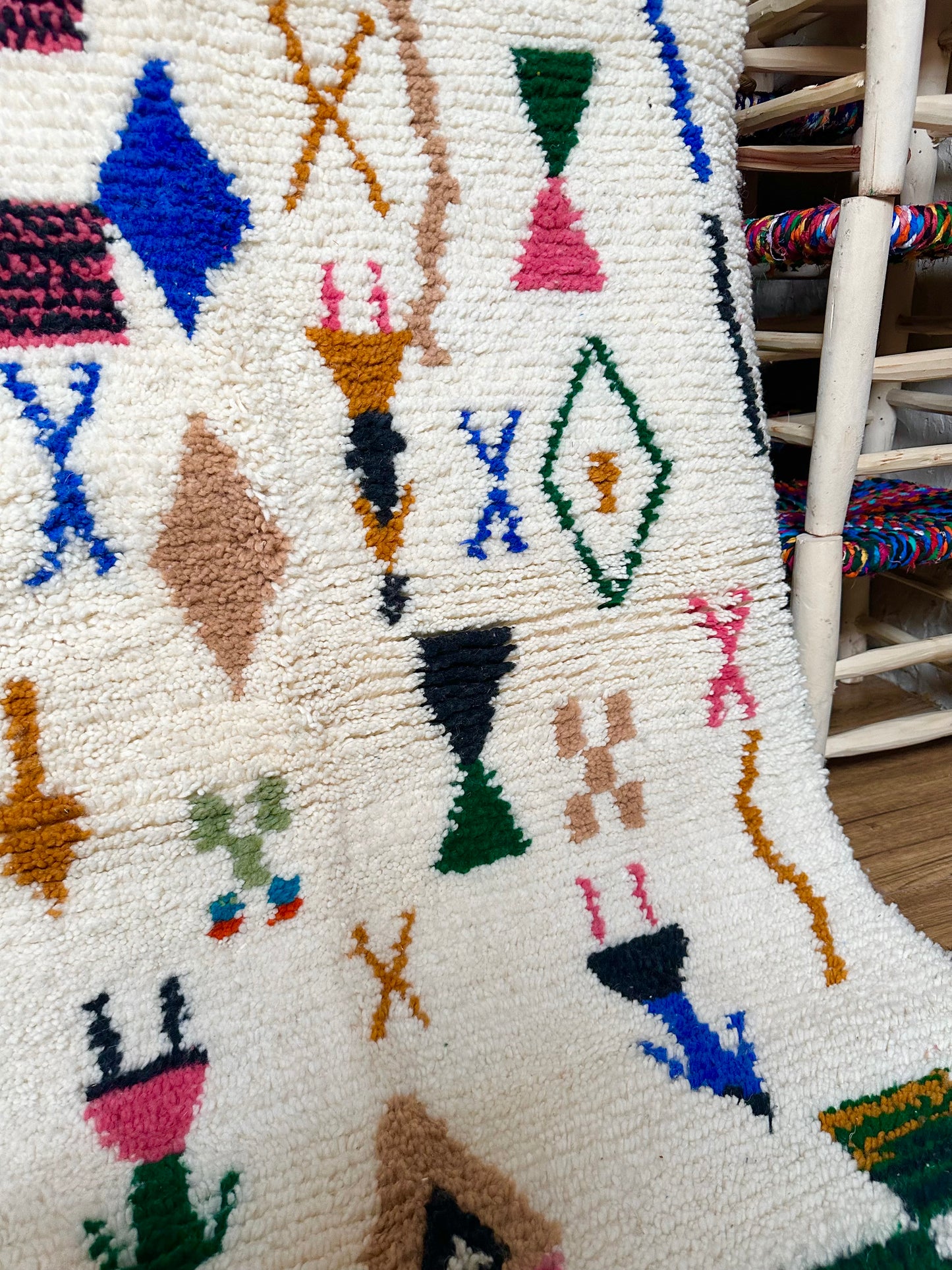 Détail des motifs d’un tapis berbère marocain en laine, tissé à la main selon un savoir-faire artisanal traditionnel.