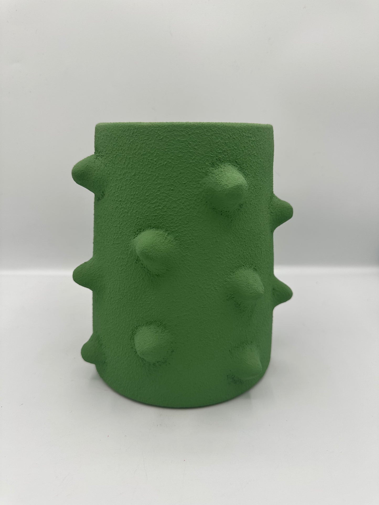 vase design en terre cuite texturée avec reliefs couleur vert pour décoration intérieure