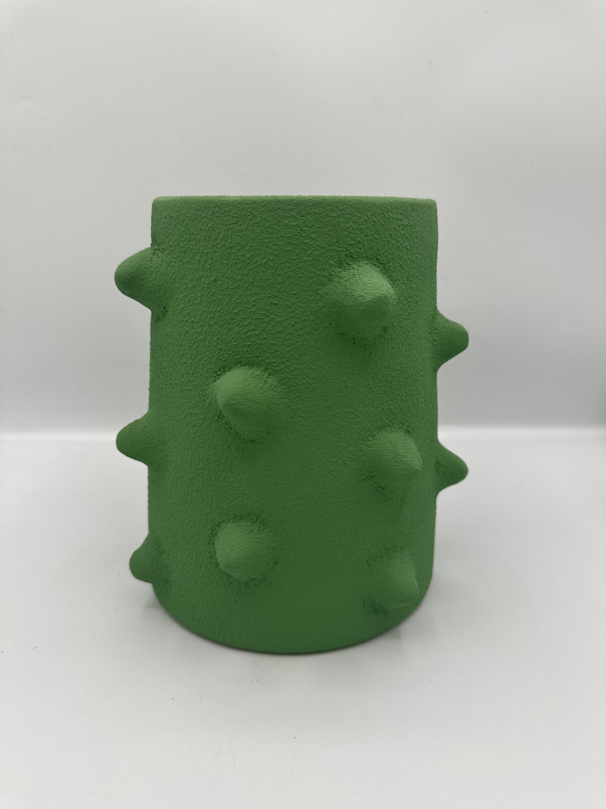 vase design en terre cuite texturée avec reliefs couleur vert pour décoration intérieure