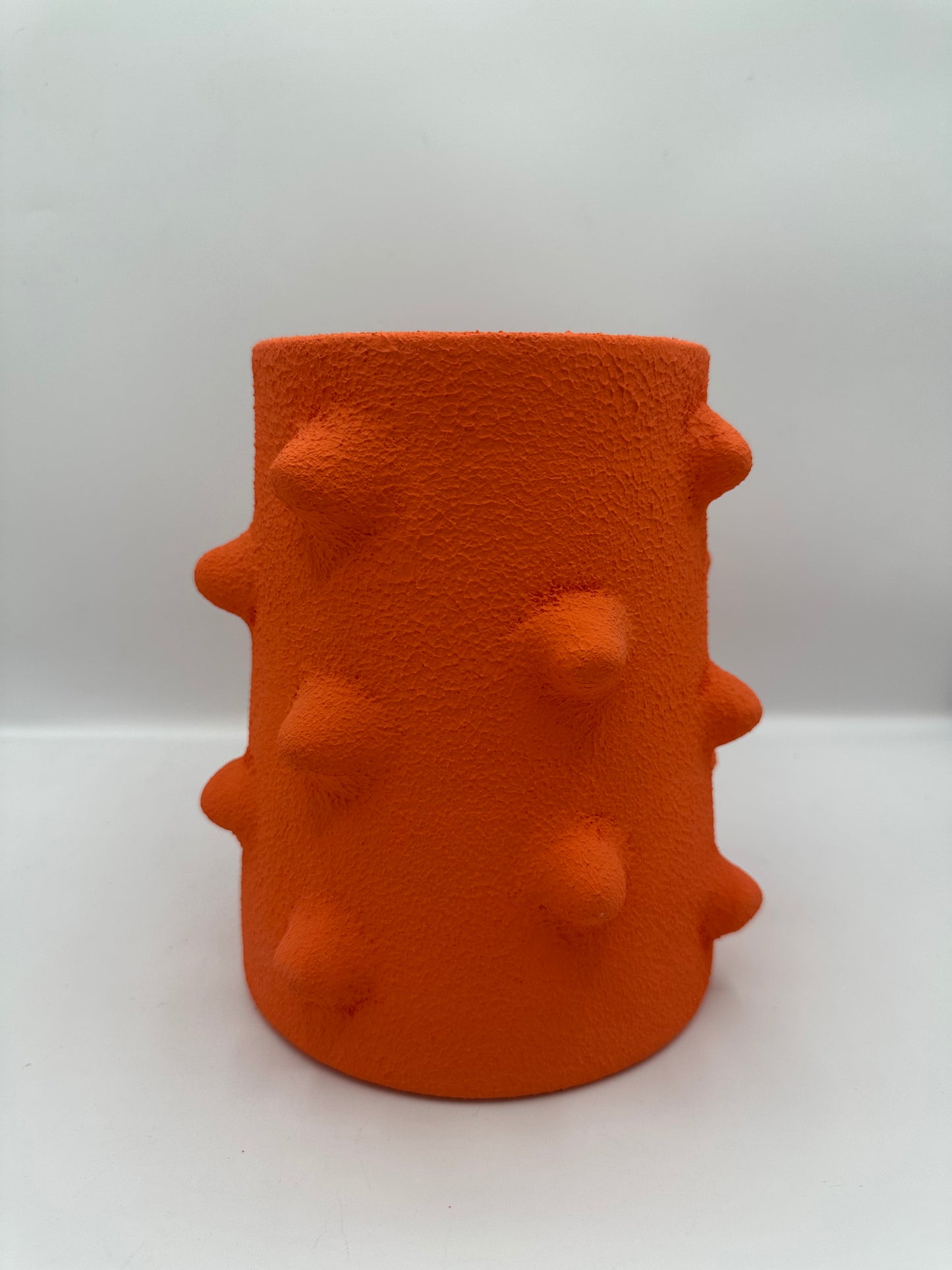 vase design en terre cuite texturée avec reliefs couleur orange pour décoration intérieure