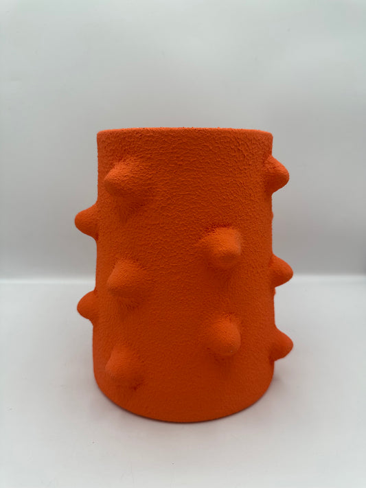vase design en terre cuite texturée avec reliefs couleur orange pour décoration intérieure
