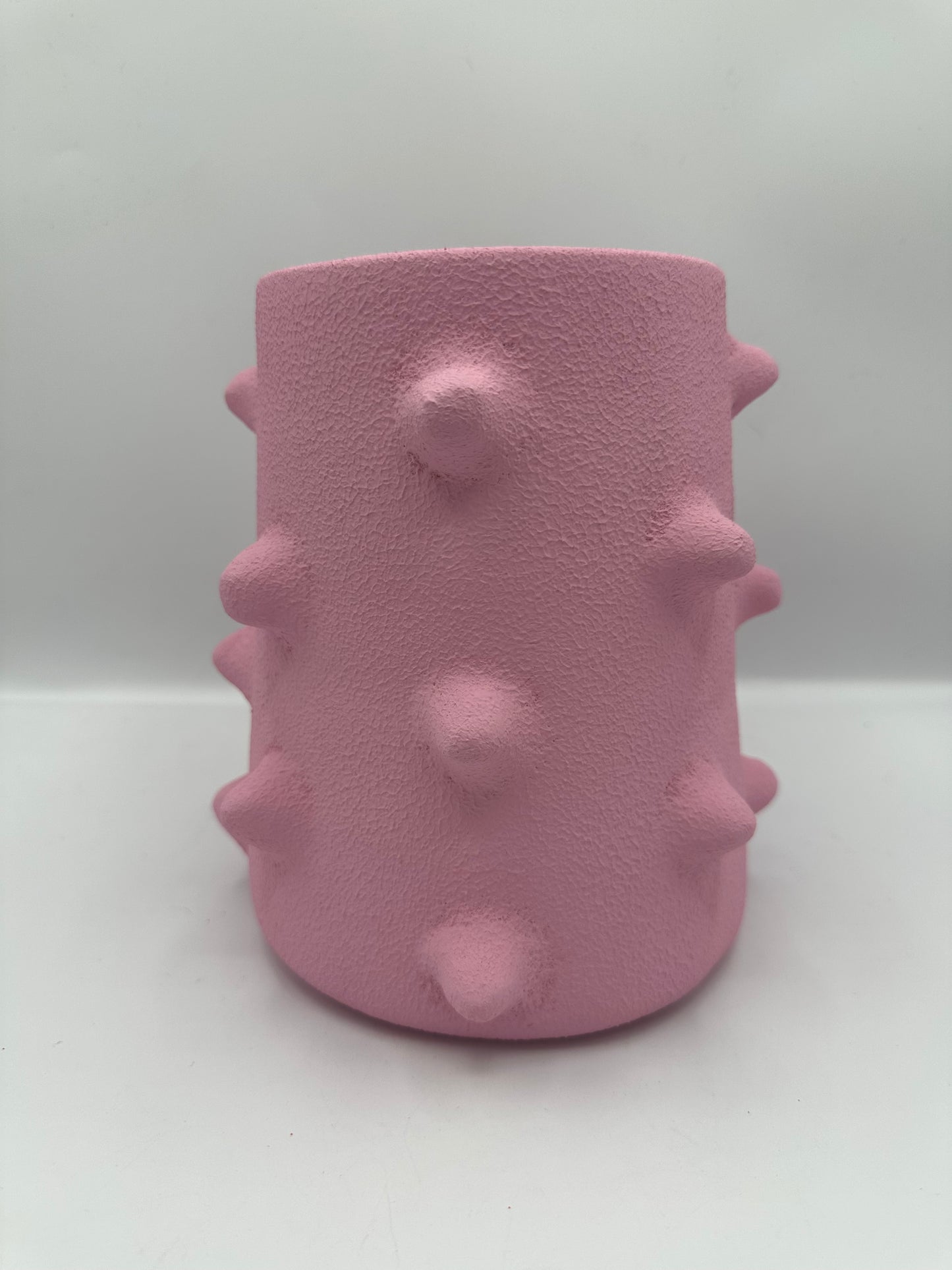 vase design en terre cuite texturée avec reliefs couleur rose poudré pour décoration intérieure