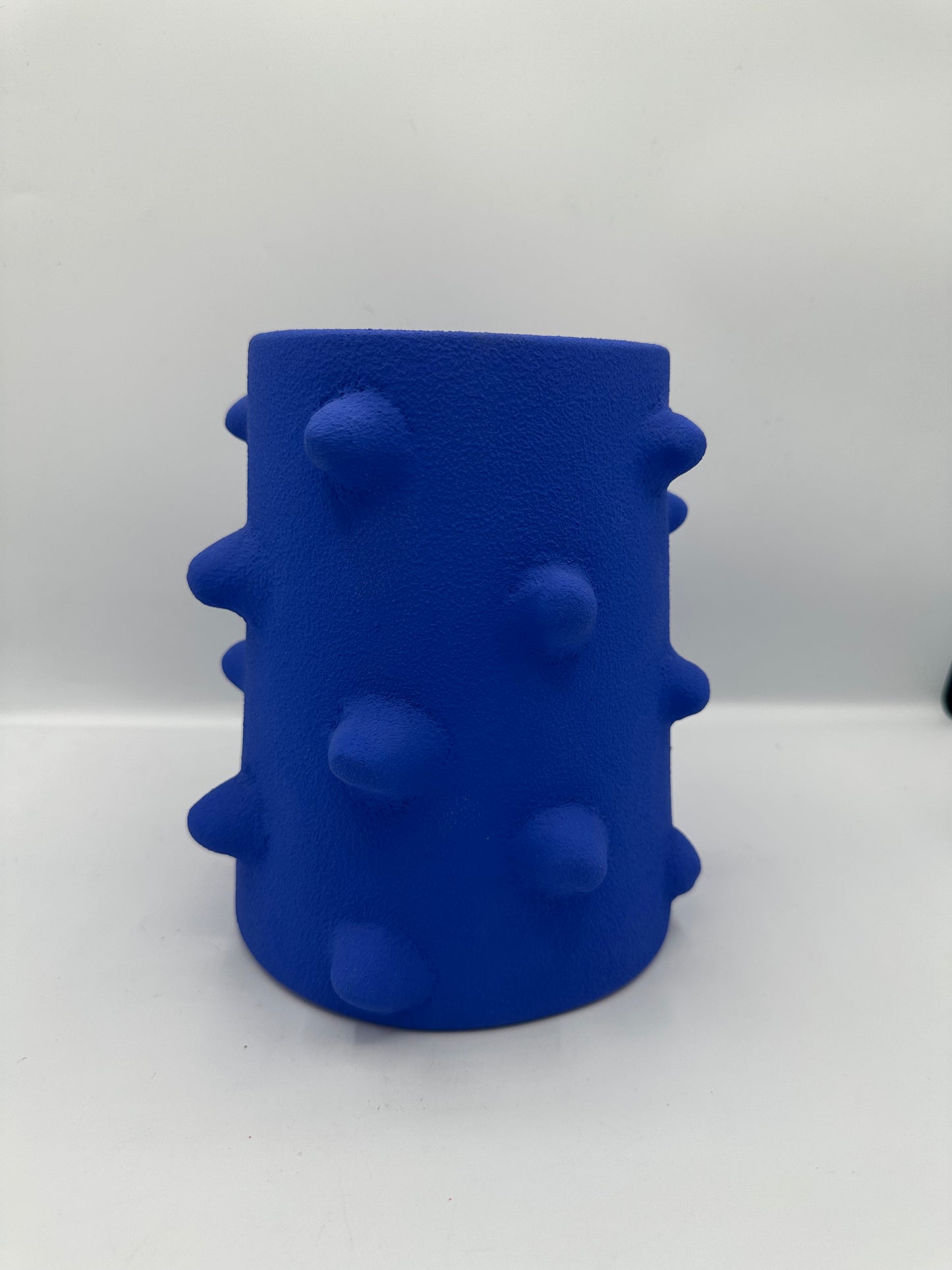 vase design en terre cuite texturée avec reliefs couleur bleu majorelle pour décoration intérieure