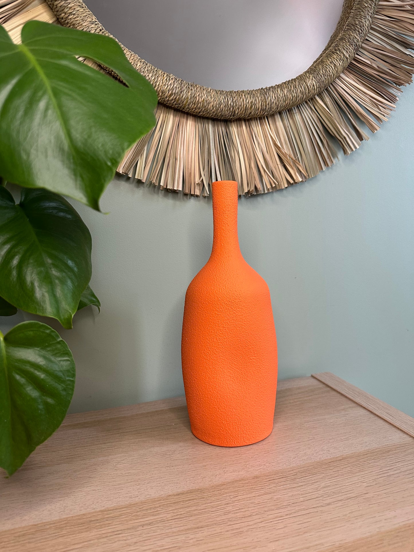 Vase Orange en terre cuite forme organique et finition sableuse